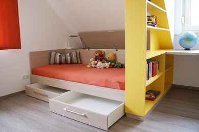 Mittelgroßes, Neutrales Modernes Kinderzimmer mit Schlafplatz, weißer Wandfarbe, braunem Holzboden und braunem Boden in Nürnberg
