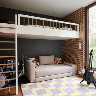 Kleines Modernes Jugendzimmer mit Schlafplatz, schwarzer Wandfarbe, braunem Holzboden und braunem Boden in München