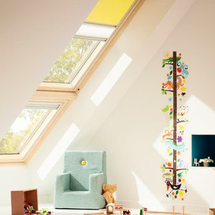 Mittelgroßes, Neutrales Nordisches Kinderzimmer mit Spielecke, weißer Wandfarbe, hellem Holzboden und beigem Boden in Düsseldorf