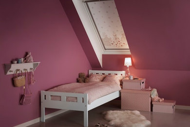 Ispirazione per una piccola cameretta per bambini da 4 a 10 anni con pareti rosa, pavimento in vinile e pavimento grigio
