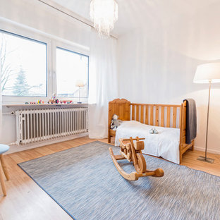 Mittelgroßes Nordisches Kinderzimmer mit Schlafplatz, weißer Wandfarbe, hellem Holzboden und beigem Boden in Sonstige