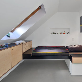 Kleines Modernes Kinderzimmer mit Schlafplatz, weißer Wandfarbe, Betonboden und grauem Boden in München