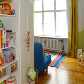 Eintritt in das Kinderzimmer: der Kleiderschrank dient als Raumteiler