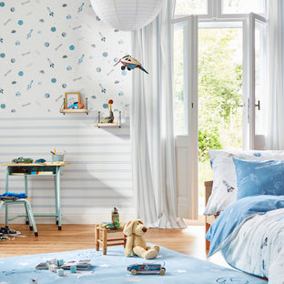 Mittelgroßes Modernes Kinderzimmer mit Schlafplatz, braunem Holzboden und braunem Boden in Köln