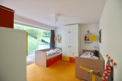 Cette image montre une grande chambre d'enfant de 4 à 10 ans design avec un mur blanc, un sol en linoléum et un sol jaune.