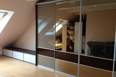 Contemporary teen’s room in Frankfurt with light hardwood flooring and beige floors.