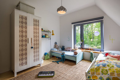 Diseño de dormitorio infantil de 4 a 10 años nórdico de tamaño medio con paredes blancas, suelo de madera clara y suelo beige