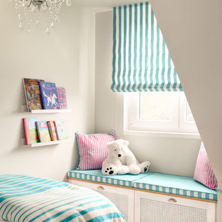 Kleines Modernes Mädchenzimmer mit Schlafplatz, blauer Wandfarbe, hellem Holzboden und beigem Boden in München