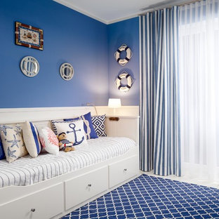Mittelgroßes Maritimes Kinderzimmer mit blauer Wandfarbe, Schlafplatz, Porzellan-Bodenfliesen und weißem Boden in München