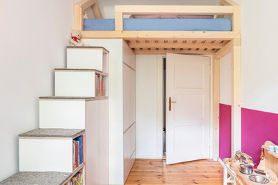 Kleines Modernes Kinderzimmer mit Schlafplatz und hellem Holzboden in Berlin