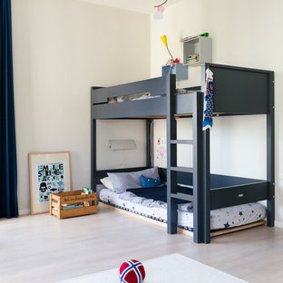 Idee per una cameretta per bambini da 4 a 10 anni nordica di medie dimensioni con pareti bianche e pavimento in legno verniciato