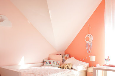 Kleines Modernes Mädchenzimmer mit Schlafplatz und rosa Wandfarbe in Stuttgart