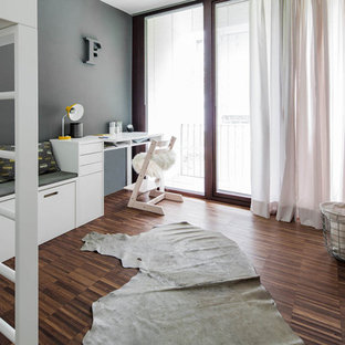 Mittelgroßes Nordisches Jugendzimmer mit Schlafplatz und grauer Wandfarbe in München
