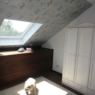 Immagine di una cameretta per bambini da 4 a 10 anni vittoriana di medie dimensioni con pareti grigie e parquet scuro