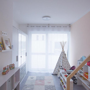 Foto di una cameretta da bambina da 4 a 10 anni nordica di medie dimensioni con pareti rosa, pavimento in linoleum e pavimento grigio