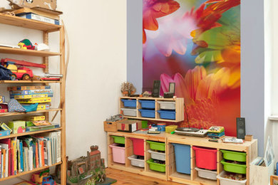 Ejemplo de dormitorio infantil de 4 a 10 años clásico de tamaño medio con paredes multicolor y suelo de madera en tonos medios