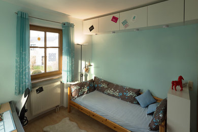 Kleines Modernes Kinderzimmer mit blauer Wandfarbe in München