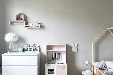 Modernes Mädchenzimmer mit grauer Wandfarbe und Spielecke in München