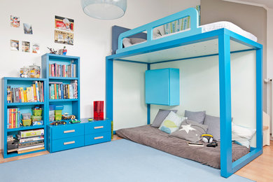 Idéer för att renovera ett mellanstort funkis barnrum kombinerat med lekrum, med vita väggar, heltäckningsmatta och blått golv