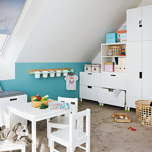Mittelgroßes, Neutrales Skandinavisches Kinderzimmer mit Spielecke, Teppichboden, beigem Boden und bunten Wänden in Sonstige