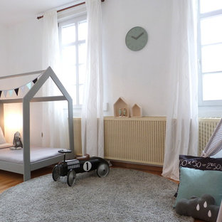 Mittelgroßes Modernes Jungszimmer mit Schlafplatz, weißer Wandfarbe, braunem Holzboden und braunem Boden in Frankfurt am Main