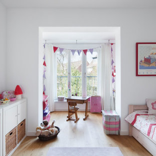 Mittelgroßes Modernes Kinderzimmer mit Schlafplatz, weißer Wandfarbe, braunem Boden und hellem Holzboden in Düsseldorf