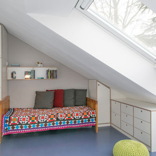 Cette photo montre une chambre d'enfant de 4 à 10 ans moderne de taille moyenne avec un mur blanc, un sol en linoléum et un sol bleu.