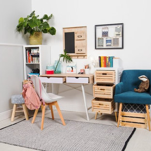 Kleines Nordisches Kinderzimmer mit Arbeitsecke, weißer Wandfarbe, hellem Holzboden und grauem Boden
