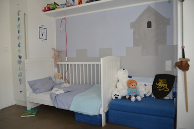 Kleines Modernes Jungszimmer mit Schlafplatz, weißer Wandfarbe, Betonboden und grauem Boden in Düsseldorf