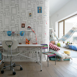 Neutrales Modernes Kinderzimmer mit Arbeitsecke, weißer Wandfarbe, braunem Holzboden, braunem Boden und Tapetenwänden in Sonstige