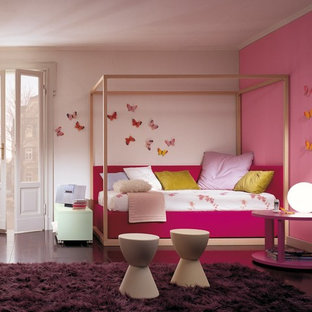 Inspiration för ett stort funkis flickrum kombinerat med sovrum och för 4-10-åringar, med rosa väggar, mörkt trägolv och lila golv