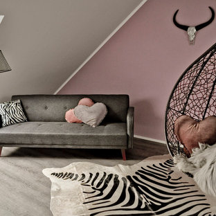 Bild på ett stort funkis barnrum kombinerat med sovrum, med rosa väggar och vinylgolv