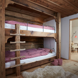 Diseño de dormitorio infantil rústico con paredes blancas y suelo de madera en tonos medios