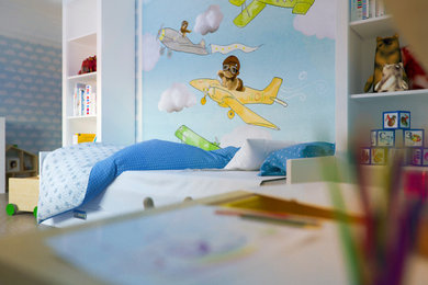 Свежая идея для дизайна: детская среднего размера в современном стиле с спальным местом, синими стенами и светлым паркетным полом для ребенка от 4 до 10 лет, мальчика - отличное фото интерьера