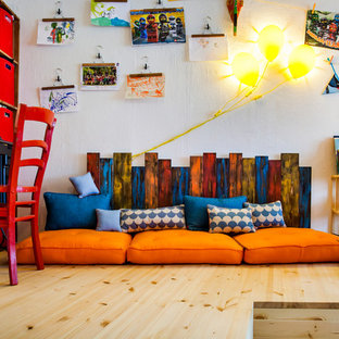 Mittelgroßes, Neutrales Modernes Kinderzimmer mit Spielecke, weißer Wandfarbe, Laminat und braunem Boden in Berlin