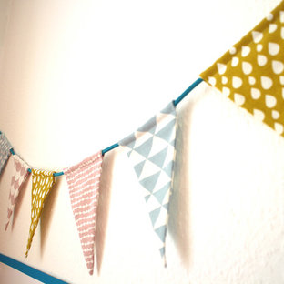 Esempio di una piccola cameretta per bambini da 4 a 10 anni mediterranea con pareti bianche, pavimento in laminato e pavimento beige