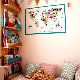 Ispirazione per una piccola cameretta per bambini da 4 a 10 anni mediterranea con pareti bianche, pavimento in laminato e pavimento beige
