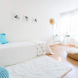 Foto di una cameretta per bambini costiera di medie dimensioni con pareti bianche, pavimento in laminato e pavimento marrone