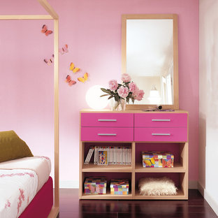 Esempio di una grande cameretta per bambini da 4 a 10 anni minimal con pareti rosa, parquet scuro e pavimento viola