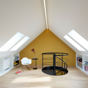 Neutrales Modernes Kinderzimmer mit gelber Wandfarbe, hellem Holzboden, beigem Boden und gewölbter Decke in München