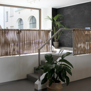 Neutrales, Mittelgroßes Modernes Kinderzimmer mit Spielecke, weißer Wandfarbe, grauem Boden und Betonboden in Berlin