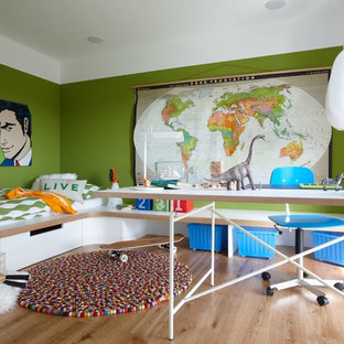 Großes Modernes Jugendzimmer mit Schlafplatz, grüner Wandfarbe und hellem Holzboden in Stuttgart