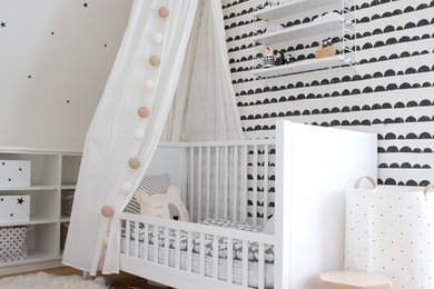 Ejemplo de habitación de niña escandinava con paredes blancas, suelo de madera clara y suelo beige