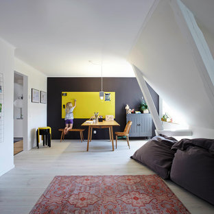 Foto di un'ampia cameretta per bambini nordica con pareti bianche e parquet chiaro