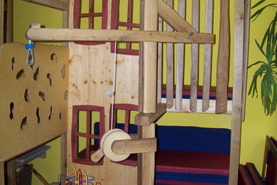 Neutrales Kinderzimmer mit Spielecke und Teppichboden in Sonstige