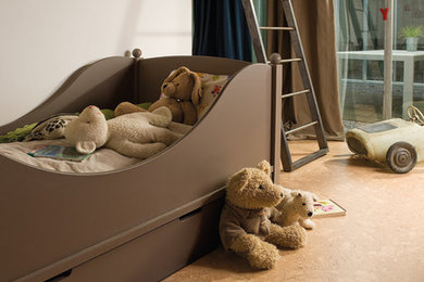 Modelo de dormitorio infantil de 4 a 10 años contemporáneo pequeño con paredes blancas, suelo de corcho y suelo marrón