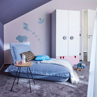 Idéer för mellanstora funkis flickrum kombinerat med sovrum och för 4-10-åringar, med lila väggar, heltäckningsmatta och lila golv