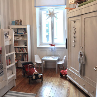 Mittelgroßes, Neutrales Klassisches Kinderzimmer mit Spielecke, braunem Holzboden und braunem Boden in Hamburg