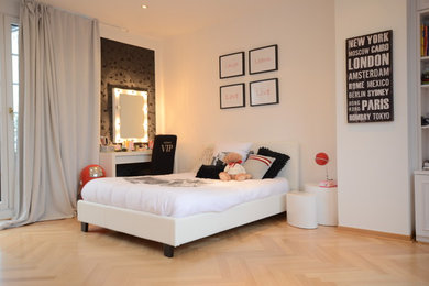 Großes Modernes Kinderzimmer mit Schlafplatz, weißer Wandfarbe, braunem Holzboden und beigem Boden in Düsseldorf