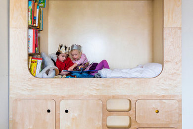 Mittelgroßes, Neutrales Modernes Kinderzimmer mit Schlafplatz, weißer Wandfarbe und Teppichboden in Leipzig